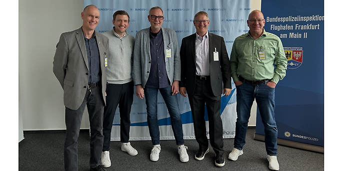 Michael Person from the Federal Police with Lucas Schulten, Martin Ritschel, Bernd Kröger, and Daniel Pilz from the “core police team” at adesso.